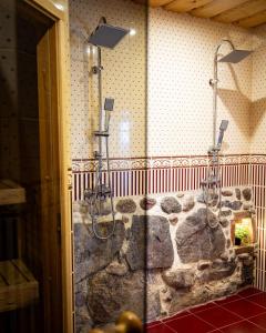 VilinaにあるMetsapiiga Puhkemajaのバスルーム(シャワーヘッド2つ付) +7枚の写真