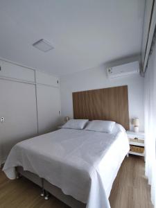 a white bedroom with a large white bed in it at Hermoso Apartamento de 3 dormitorios en punta del este in Punta del Este