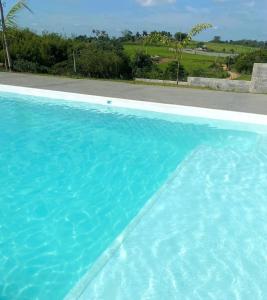 a large swimming pool with blue water at Espaço Mattigor in Caçapava