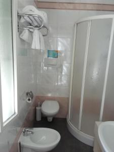y baño con ducha, aseo y lavamanos. en B&B Metropols Sottomarina, en Sottomarina