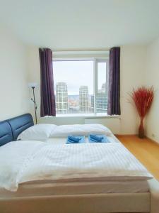 Un pat sau paturi într-o cameră la Panorama city 22 floor apartman