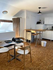 uma cozinha com mesa e cadeiras num quarto em Studio Orgelet-Lac de Vouglans em Orgelet