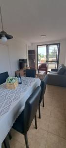 sala de estar con cama, mesa y sillas en Balcones Mendocinos en Mendoza