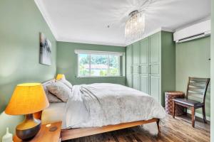 Katil atau katil-katil dalam bilik di Luxury Retreat in Vancouver