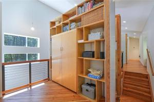 een kamer met houten planken en een hal bij Guemes Island Road Modern Home in Anacortes