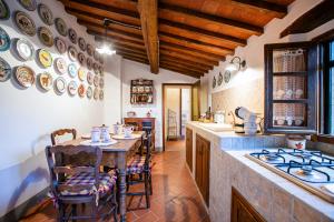 a kitchen with a table and some chairs in a room at Le Scope 5* in Villa