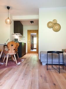 a living room with a table and a kitchen at Bergsonne Apartment mit Parkplatz in Innsbruck