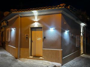 een gebouw met een gele deur en lichten erop bij Le Case Col Sole da Silvia INTERNO 1 in Cisterna di Latina
