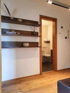 łazienka z toaletą w pokoju w obiekcie Gruberwirt Apartment mit Blick auf die Berge GW 7 w mieście Innsbruck