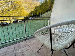 een witte bank op een balkon met uitzicht bij International House Sölden Apartment mit Blick auf die Berge ZW 8 in Sölden