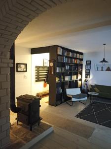 Lux Apartment Sunset في فيربازار: غرفة معيشة مع أريكة ورف كتاب