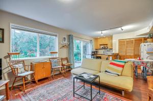 ein Wohnzimmer mit einem Sofa und einer Küche in der Unterkunft Cozy Portland Vacation Rental about 6 Mi to Downtown! in Portland