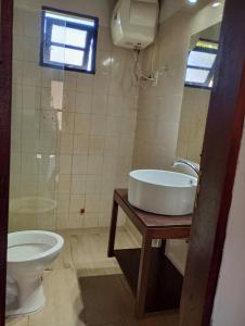 a bathroom with a sink and a toilet at Hermosa casa para alquilar en Aguas Dulces in Aguas Dulces