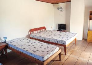 een kamer met 2 bedden en een tafel bij Hermosa casa para alquilar en Aguas Dulces in Aguas Dulces