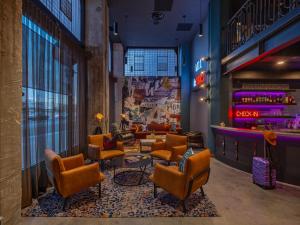 Istumisnurk majutusasutuses Moxy Phoenix Downtown
