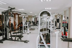 un gimnasio con muchas cintas de correr y máquinas en Qavi - Flat Resort Beira Mar Cotovelo #InMare133, en Parnamirim