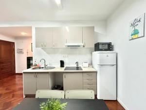 a kitchen with a sink and a refrigerator at Centro Atocha Méndez Álvaro in Madrid