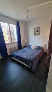 Ένα ή περισσότερα κρεβάτια σε δωμάτιο στο Les lilas +9 φωτογραφίες