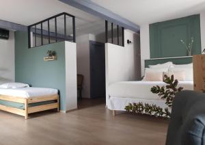 um quarto com duas camas num quarto em Maison Lavillete em Bielle