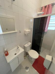 een witte badkamer met een toilet en een wastafel bij Morada City Hostel in Sao Paulo