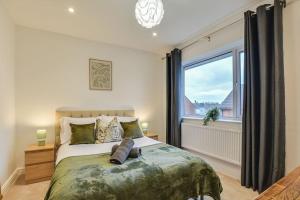 sypialnia z łóżkiem i dużym oknem w obiekcie Calming and Serene 2 BR Getaway w mieście Worsley