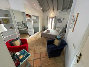 a living room with two chairs and a bed at Salvatierra Guest House in Ronda