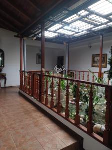 Habitación con balcón con planta en Posada de Zory, en Santo Domingo de los Colorados