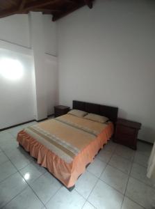 1 dormitorio con 1 cama grande en una habitación en Posada de Zory, en Santo Domingo de los Colorados
