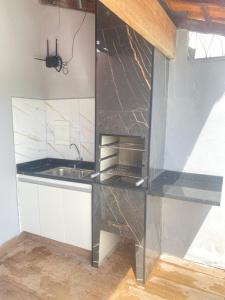 Η κουζίνα ή μικρή κουζίνα στο Aconchego! Sua casa com Piscina em Passos!!