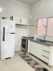 Η κουζίνα ή μικρή κουζίνα στο Aconchego! Sua casa com Piscina em Passos!!
