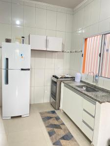 Kuchyň nebo kuchyňský kout v ubytování Aconchego! Sua casa com Piscina em Passos!!