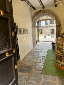 uma entrada para um edifício com uma arcada em Casa Virgen del Carmen em Cusco
