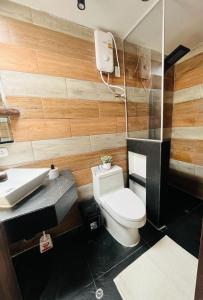 La salle de bains est pourvue de toilettes et d'un lavabo. dans l'établissement Casa Virgen del Carmen, à Cusco