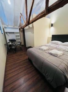 a bedroom with a bed and a desk in it at Casa Virgen del Carmen in Cusco