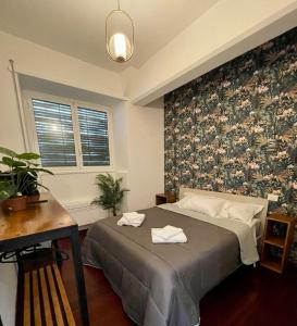 a bedroom with a bed with a floral wallpaper at civico settee in Rome