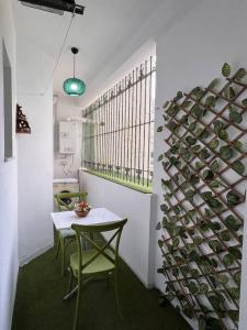 een kamer met een tafel en een muur van wijnflessen bij Cosy studio jardin de l’aouina in Tunis