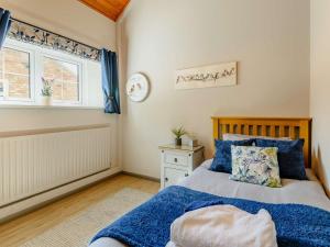 Ένα ή περισσότερα κρεβάτια σε δωμάτιο στο 2 Bed in Legbourne 88629
