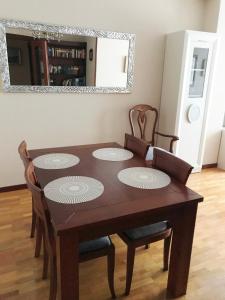 een eettafel met 4 stoelen en een spiegel bij Casa Loli in Mieres