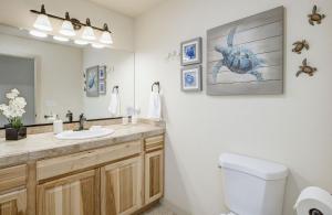 East Wenatchee Oasis 4BR, Pool, Hot Tub, Loop Trail的一间浴室