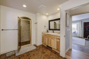 East Wenatchee Oasis 4BR, Pool, Hot Tub, Loop Trail的一间浴室