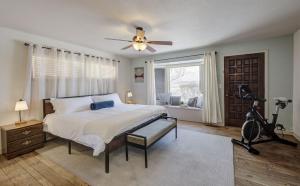 East Wenatchee Oasis 4BR, Pool, Hot Tub, Loop Trail客房内的一张或多张床位
