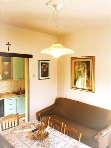 - un salon avec une table à manger et un canapé dans l'établissement Ca' Trevisetto - Casa Vacanze, à Monastier di Treviso