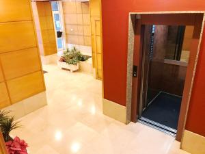 um corredor com uma porta aberta num edifício em Casa Loli em Mieres
