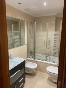 Un baño con lavabo, inodoro y bañera. en Luna D, en Puerto de la Cruz 2 fotos más