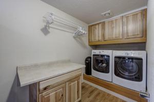 East Wenatchee Oasis 4BR, Pool, Hot Tub, Loop Trail的厨房或小厨房