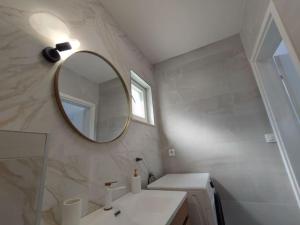 een badkamer met een spiegel en een wastafel bij Villa Bob in Povlja +57 foto's