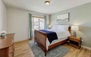 Postel nebo postele na pokoji v ubytování East Wenatchee Oasis 4BR, Pool, Hot Tub, Loop Trail + 37 fotografií