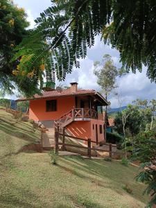 uma pequena casa com uma cerca em frente em Chales Encanto do sol em Viscode de Mauá