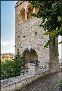 un uccello che vola davanti a un edificio di Residence Tufilla ad Ascoli Piceno