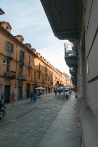 eine Stadtstraße mit Gebäuden und Menschen, die herumlaufen in der Unterkunft MonferraTO: tutto a due passi in Turin